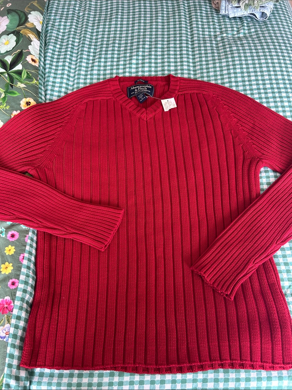 Abercrombie & Fitch Men’s Bright Red Ribbed V-Neck Sweater